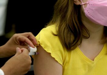 Guia para pais forçados a vacinarem seus filhos com as vacinas COVID-19