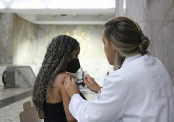 Miocardite e pericardite são causadas apenas pelas vacinas e não pela COVID-19, concluem estudos