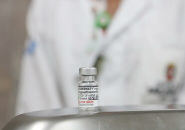 Vacinas contra a COVID-19: a obrigação legal de provar segurança e o silêncio ensurdecedor das autoridades