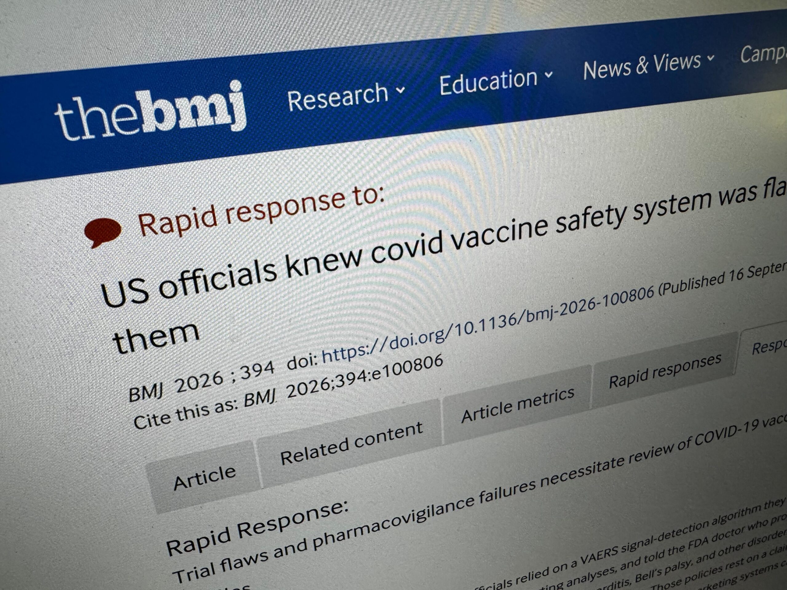 Após investigação do BMJ sobre vacinas COVID, bioeticista vai além: ‘o perfil de segurança não foi definido’